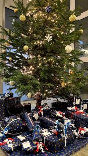 Die CIOCIOLA Geschenke liegen unter dem Weihnachtsbaum